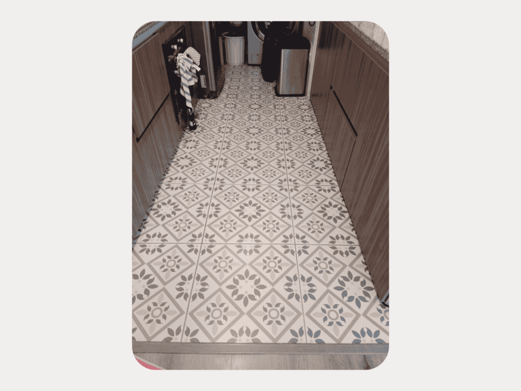 Piso de cerámica en cocina, diseño de interiores
