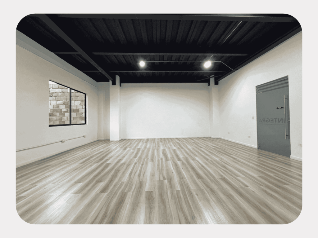 Piso de bodega remodelado, laminado